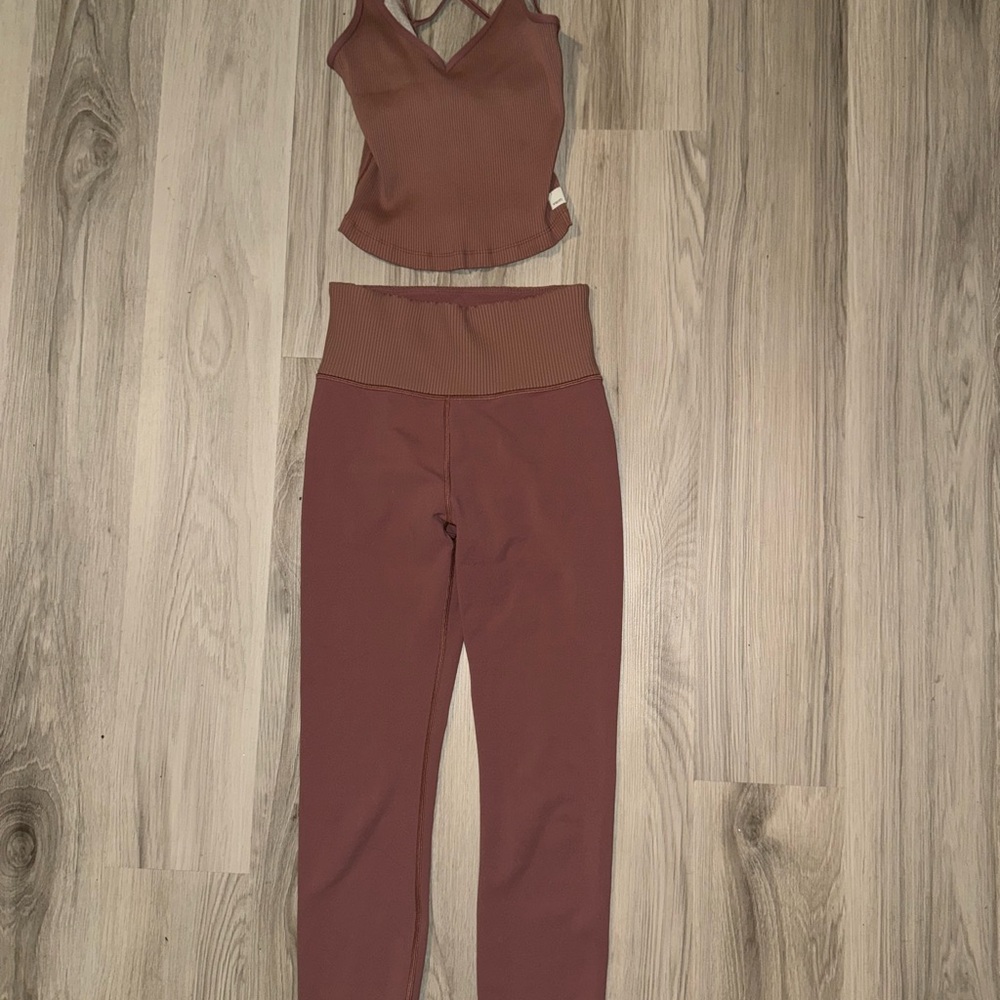 Vuori High-Waisted Leggings and top 2 piece set with Performance Fabric